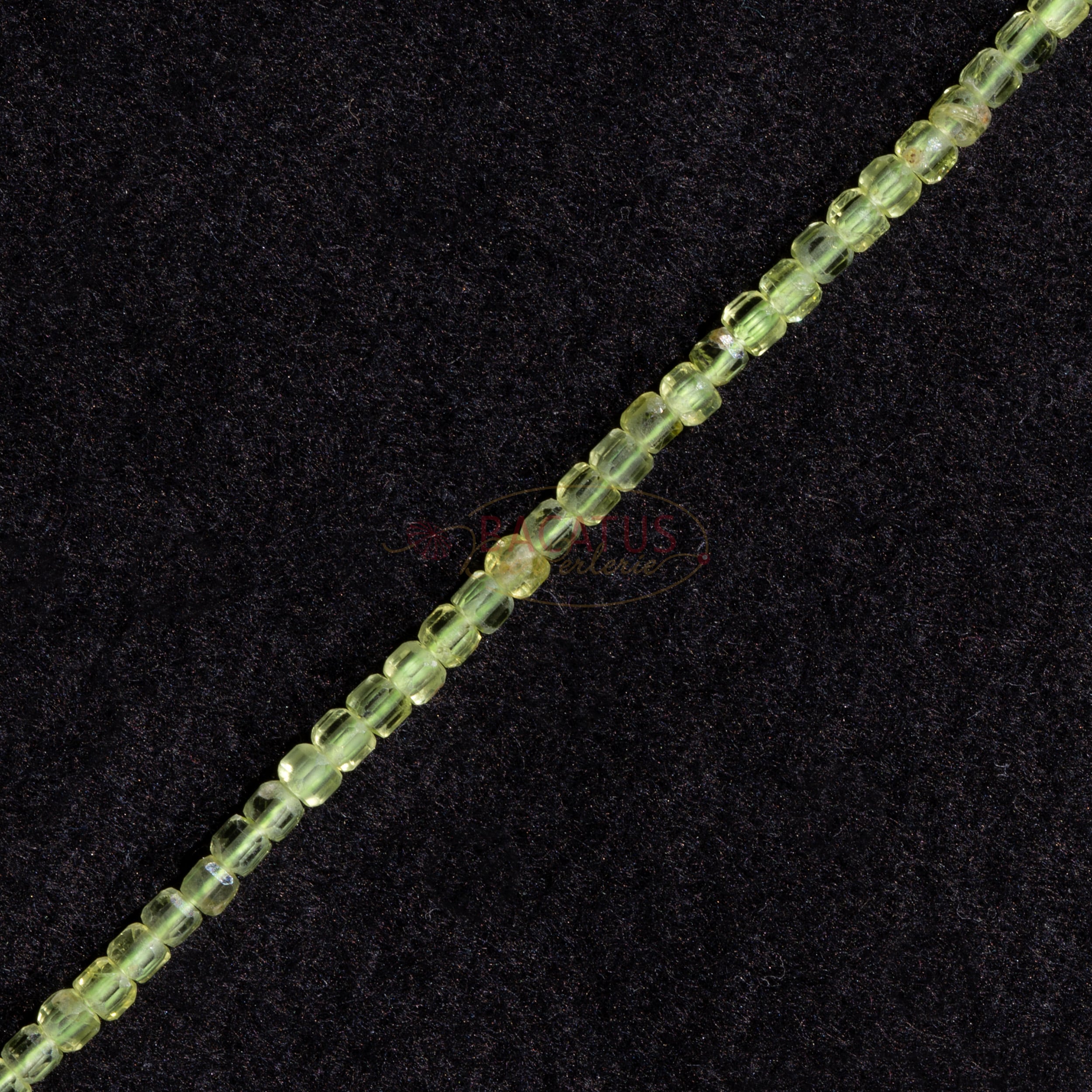 Peridot cube faceted green 2x2mm, 1 strand