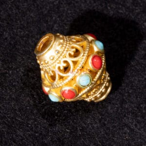 Perle du Népal, filigrane 13×15 mm métal, or + pierre, rouge + turquoise 1x