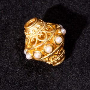 Nepal Perle, filigran 13×15 mm Metall, gold + Stein, weiß 1x