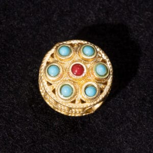 Nepal Perle, filigran 9×10 mm Metall, gold + Stein, rot und türkis 1x