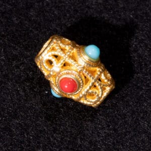 Nepal Perle, filigran 7×10 mm Metall, gold + Stein, rot und türkis 1x