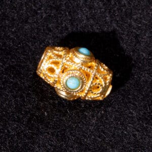 Nepal Perle, filigran 7×10 mm Metall, gold + Stein, türkis 1x
