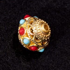 Perle du Népal, filigrane 10,5×10,5 mm métal, or + pierre, rouge et turquoise 1x