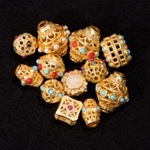 Nepal Perle, filigran 7×9 mm Metall, gold + Stein, rot und grün 1x