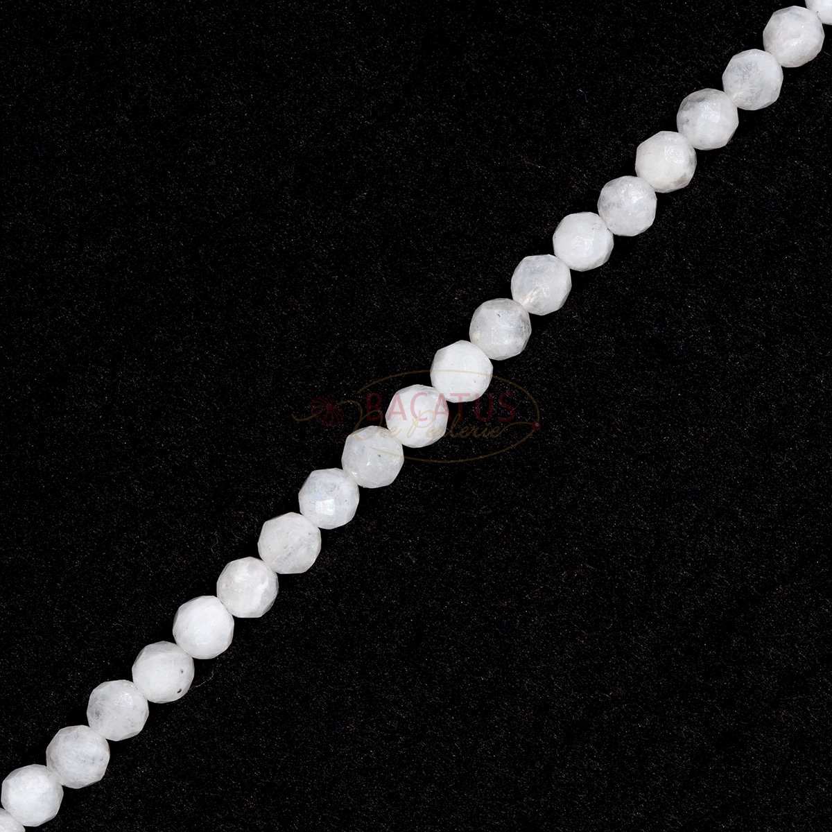 Boule de pierre de lune facettée 4 mm, 1 fil