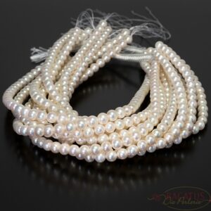 A-grade freshwater pearls “almost round” cream white 8-9mm, 1 strand