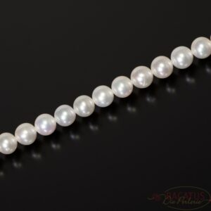 A-grade freshwater pearls “almost round” cream white 8-9mm, 1 strand