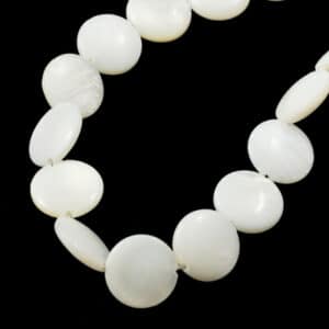 White mother-of-pearl lenses 10 mm, 1 strand