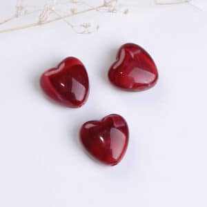 Perle acriliche cuore rosso vino marmorizzato 14×14 mm, 2 pezzi